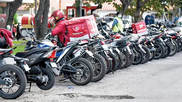 Foto referencal de motos dedicadas al servicio de delivery, que están estacionadas en una calle de Cochabamba. DICO SOL&Iacute;S