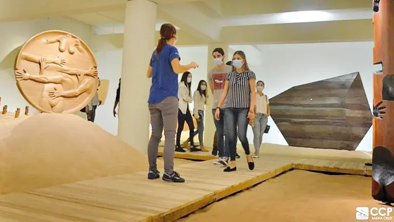 Visitantes en la muestra &ldquo;Diálogos con la madera&rdquo; de Marcelo Callaú. CCP