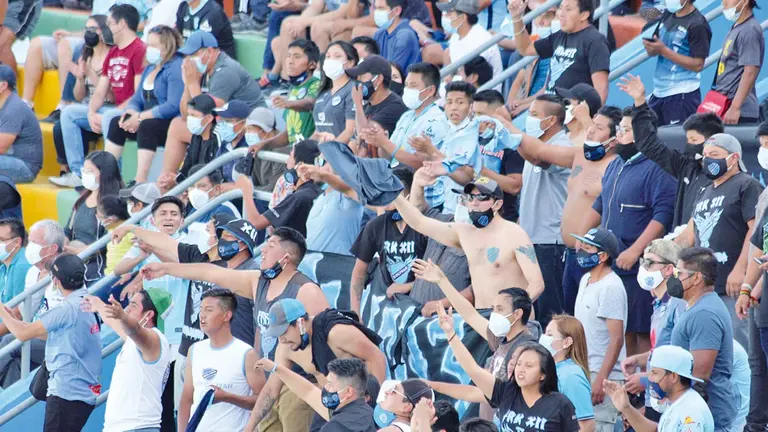 Los hinchas en el estadio Capriles alientan a su equipo sin cumplir los protocolos. ALEJANDRO ORELLANA