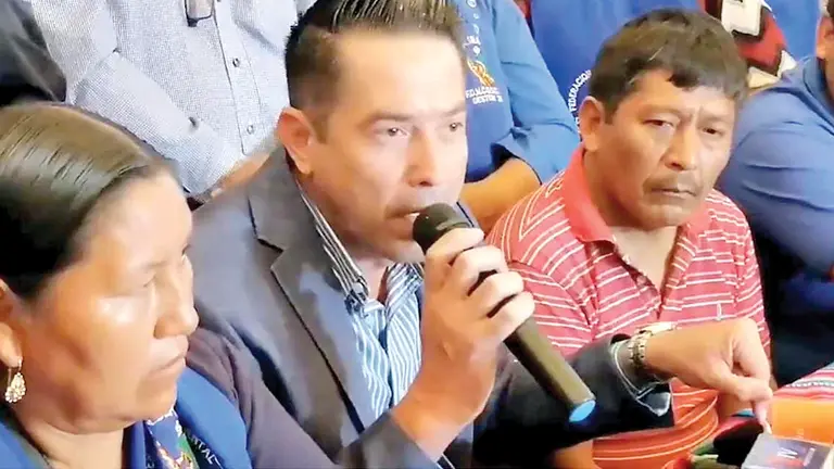 El candidato de Santa Cruz Mario Cronenbold, en conferencia de prensa. ERBOL