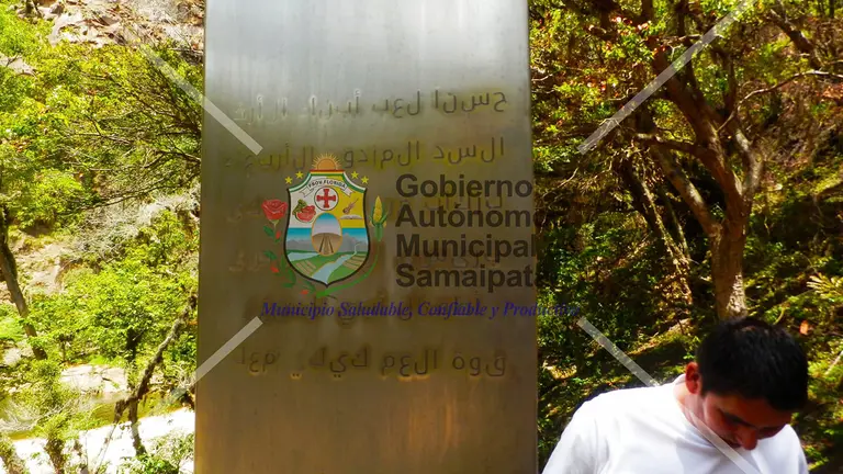 Imagen de la estructura met&aacute;lica similar a un monolito en Samaipata. Gobierno Aut&oacute;nomo Municipal de Samaipata