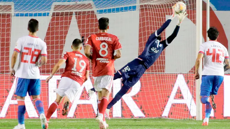 El arquero Luis Mejía de Nacional recibe un gol, en un partido de los cuartos de final de la Copa Libertadores entre Club Nacional y River Plate. EFE 