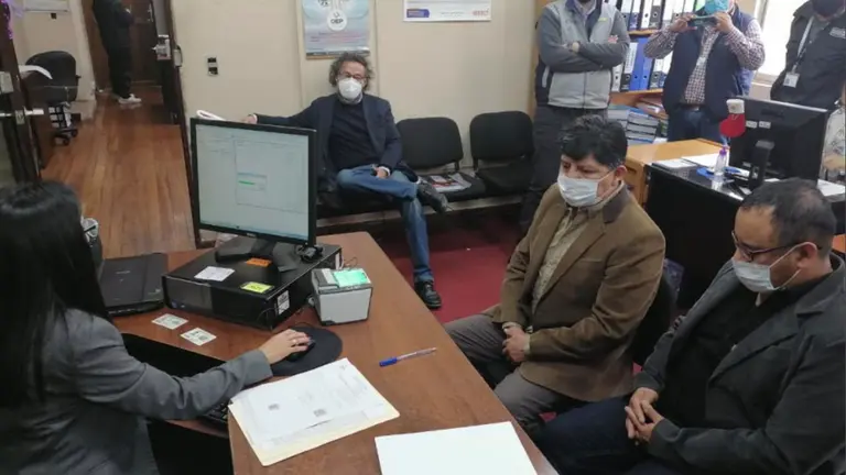 La primera pareja del mismo sexo reconocida legalmente en Bolivia, David Aruquipa y Guido Monta&ntilde;o. TSE