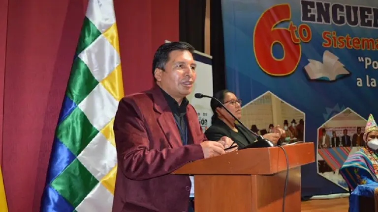 El ministro de Educaci&oacute;n, Adri&aacute;n Quelca, en conferencia de prensa. ABI