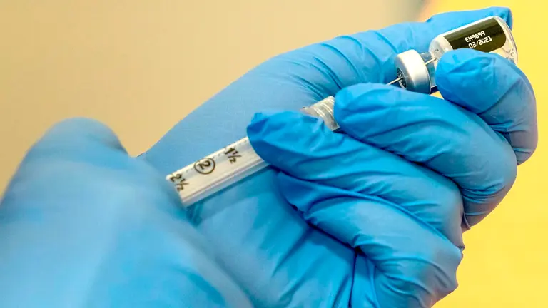 Vista de la preparación de una vacuna de Pfizer-BioTech contra el coronavirus. EFE