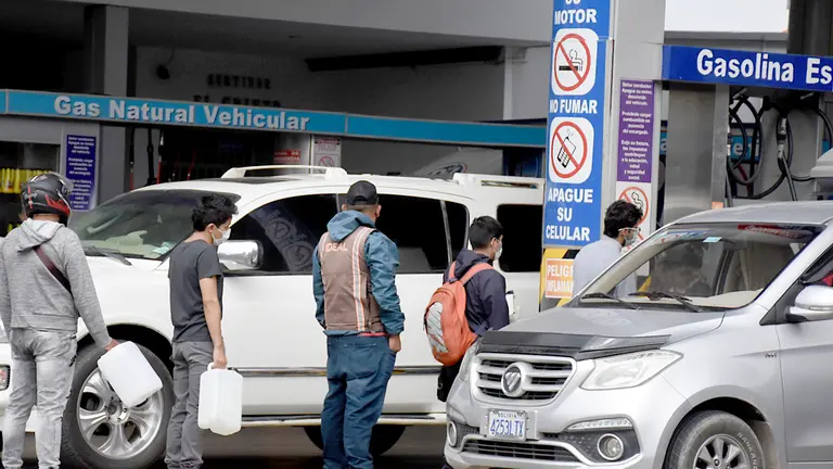  Filas de vehículos en una estación de servicio. ARCHIVO