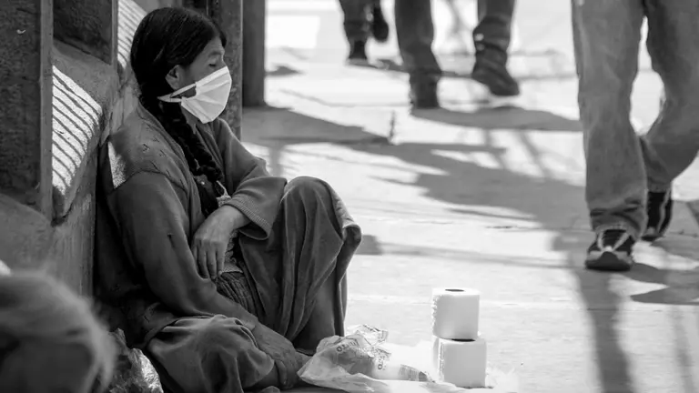 Fotograf&iacute;a de una persona vendiendo papel higi&eacute;nico en la calle. Foto: Alejandro Orellana | Diario OPINI&Oacute;N