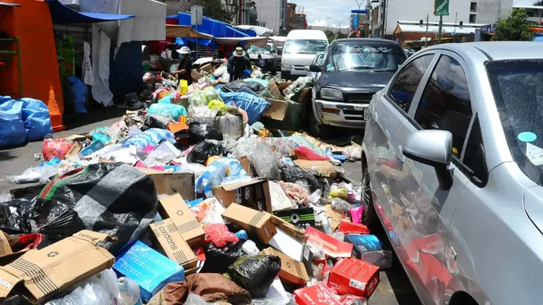 Imagen referencial de basura en v&iacute;a p&uacute;blica. No&eacute; Portugal