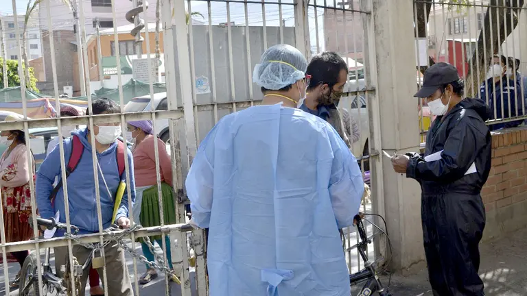 Personal de salud y pacientes del hospital Viedma. FOTO- Noé Portugal