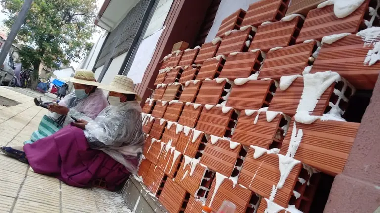 Vecinos  de la mancomunidad de Sivingani tapiaron el ingreso a una de las oficinas de Obras Publicas. (Dico Sol&iacute;s)