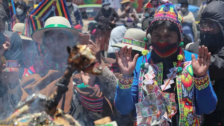 Decenas de sacerdotes aimaras, llamados amautas o gu&iacute;as espirituales realizan hoy rituales ancestrales con ofrendas para la Pachamama y sahumerios. EFE