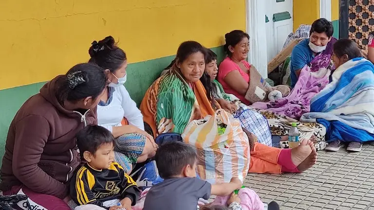 Familias yuquis en la acera norte de la plaza 14 de Septiembre. (Noe Portugal)