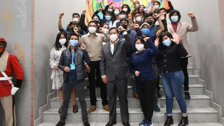 El mandatario, Luis Arce, junto a sus estudiantes de la UMSA. Twitter Luis Arce