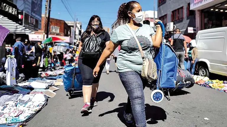 Mujeres realizan sus compras navideñas en el barrio Flores de Buenos Aires, Argentina. EFE