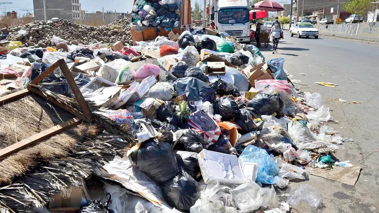 Acumulación de basura en la avenida Petrolera, al sur de la ciudad.  NOÉ PORTUGAL