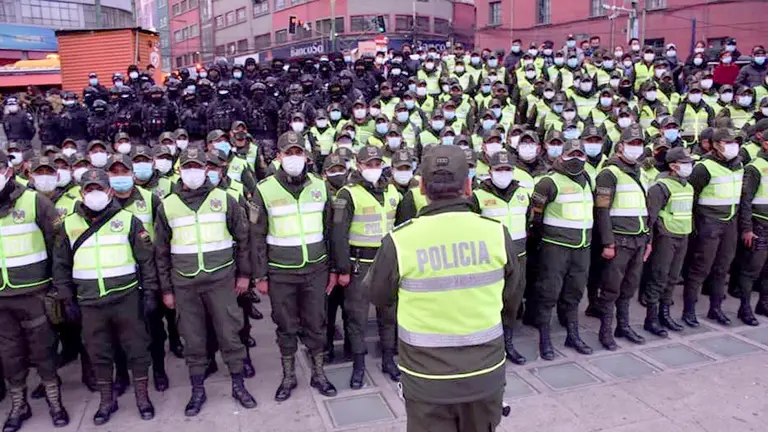 Uniformados se alistan para un operativo de control. Ministerio de Gobierno
