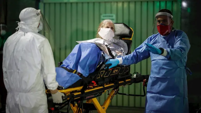Una paciente argentina con coronavirus ingresa a un hospital. EFE