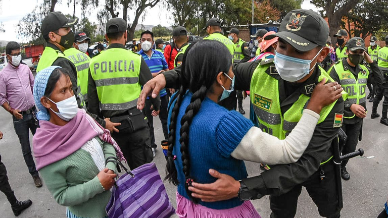 Uniformados y vecinos de la zona sur en el acto de reconciliaci&oacute;n y desagravio en la Estaci&oacute;n Policial Integral (EPI) del lugar. DICO SOL&Iacute;S