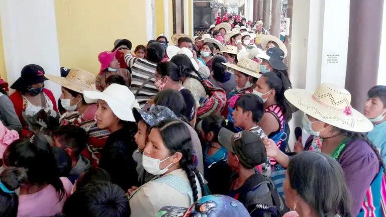 Un grupo de niños y madres en la Plaza Principal. DICO SOLÍS