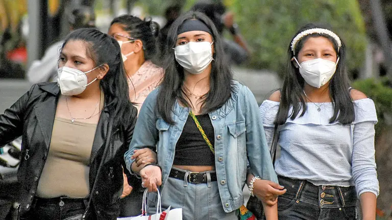 Personas caminan por la calle con barbijo. DICO SOLÍS