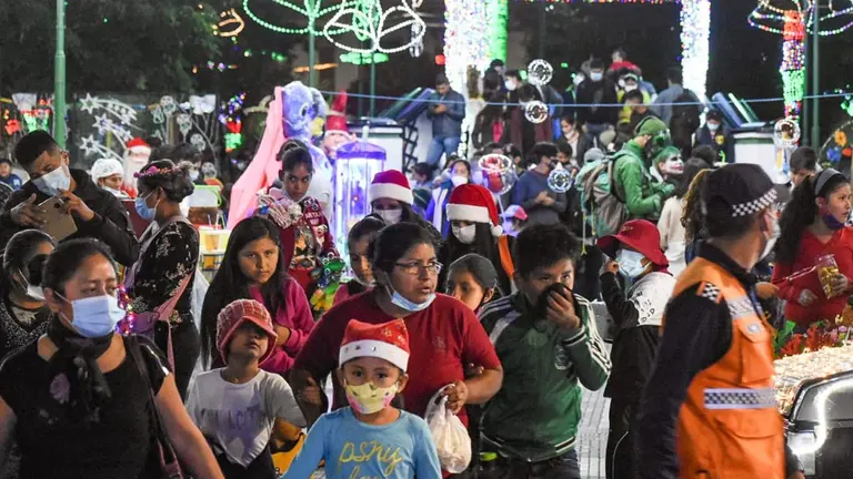 Un tumulto de gente mira los atractivos navideños en la ciudad de Cochabamba. DICO SOLÍS