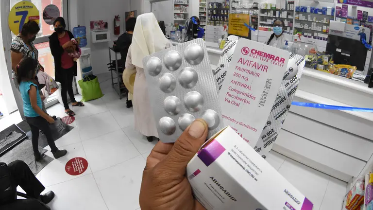 Una persona compra medicamentos en una farmacia de Cochabamba./ DICO SOLÍS