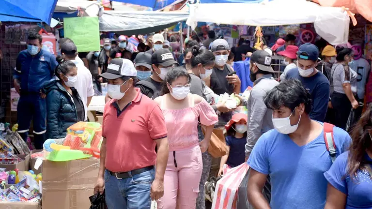 Ciudadanos caminan por un mercado de Cochabamba DICO SOLÍS.