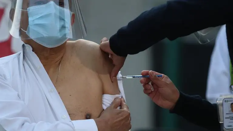 Un m&eacute;dico recibe la vacuna contra la COVID-19 en el Hospital General de M&eacute;xico. EFE
