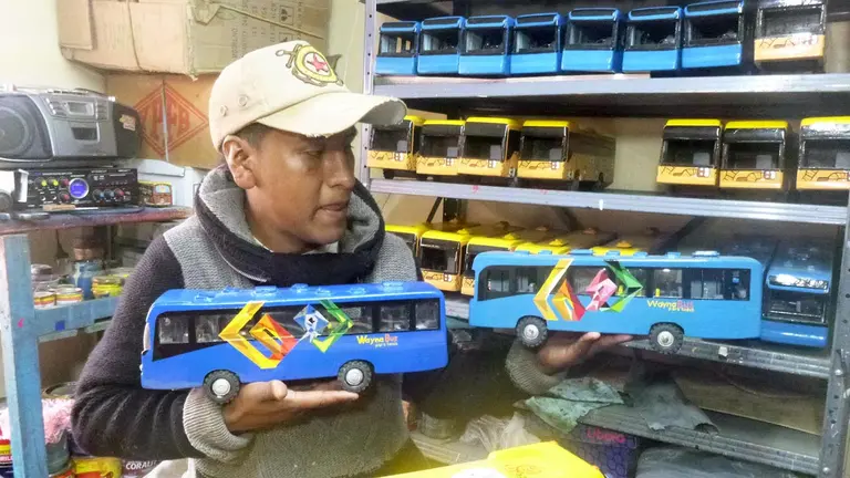 Hern&aacute;n Paty muestra una de sus creaciones. PETER LUNA