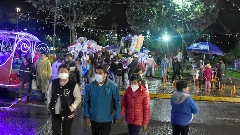 A pesar de la lluvia y del apagado de luces, la gente ayer se aglomer&oacute; en la plaza Col&oacute;n. Dico Sol&iacute;s