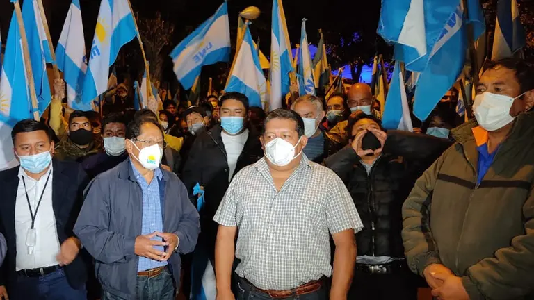 Héctor Cartagena, con chamarra ploma, y otros candidatos. No&eacute; Portugal