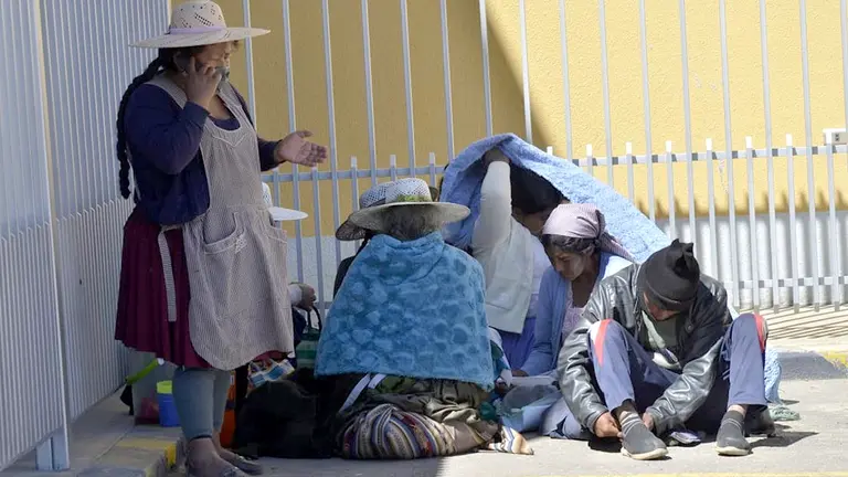 Familiares aguardaban resultados de la autopsia al cuerpo de Celso en puertas del IDIF, en mayo de este año.  NOÉ PORTUGAL