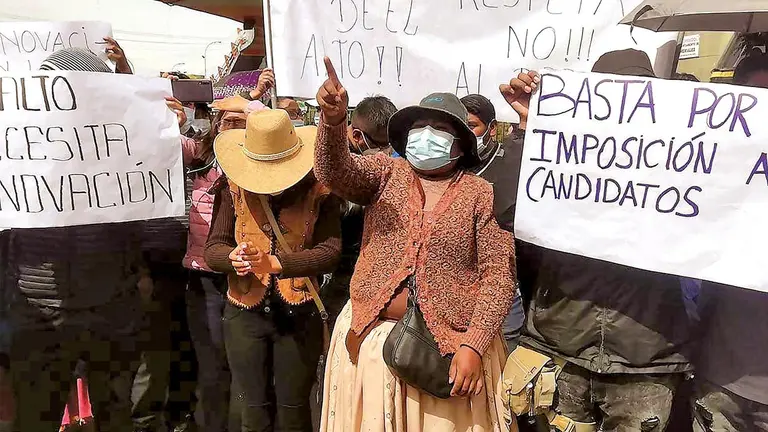 Simpatizantes del MAS, en desacuerdo con lo que denominaron como &ldquo;dedazo&rdquo; de cara a las subnacionales. Foto: La naci&oacute;n py