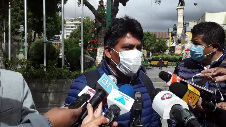 El diputado del MAS, Hector Arce, durante una conferencia de prensa.
