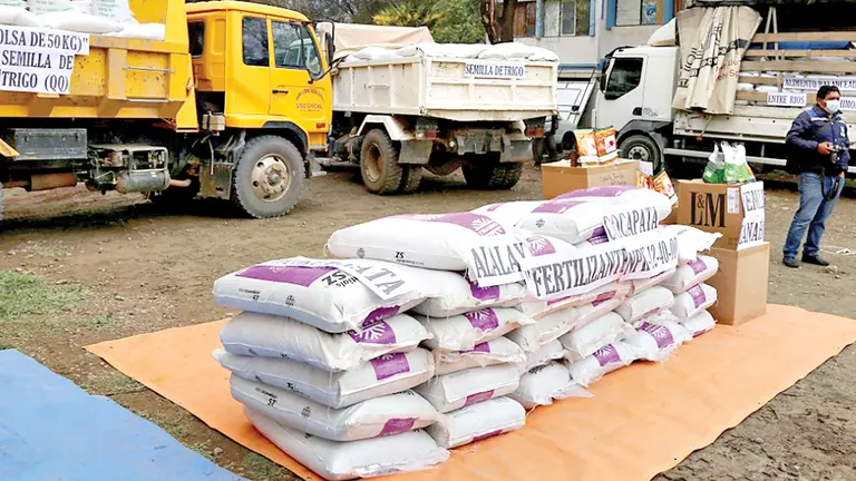 Los sacos de insumos agropecuarios que se irán a regiones de Cochabamba afectadas por la pandemia. GOBERNACIÓN