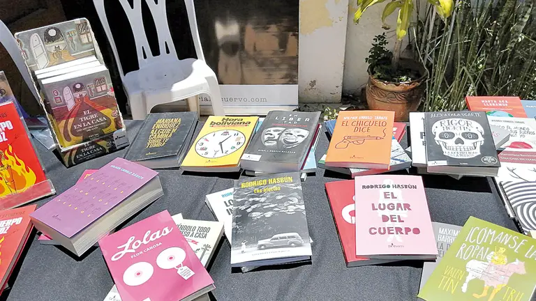 Imagen referencia de algunos libros de la editorial El Cuervo. FACEBOOK