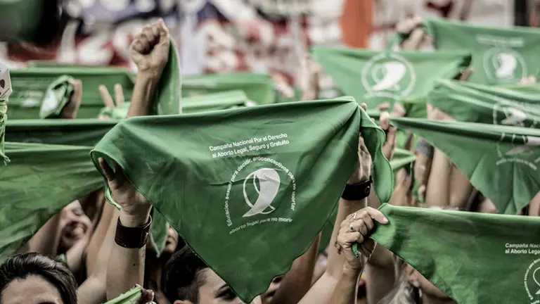 Pa&ntilde;uelos verdes en una marcha pro aborto en Argentina. Telam