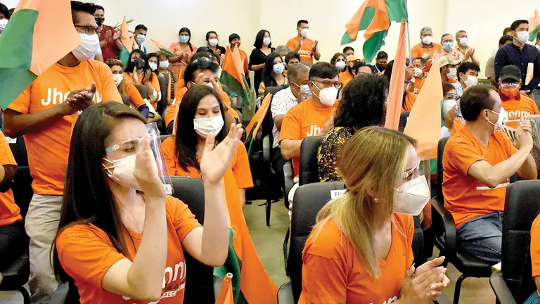 Los seguidores de Comunidad Ciudadana, en el lanzamiento de la candidatura de Jhonny Antezana. DICO SOLÍS