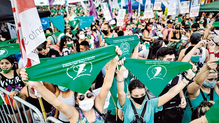 Mujeres celebran la aprobación de la ley del aborto en Argentina. EFE
