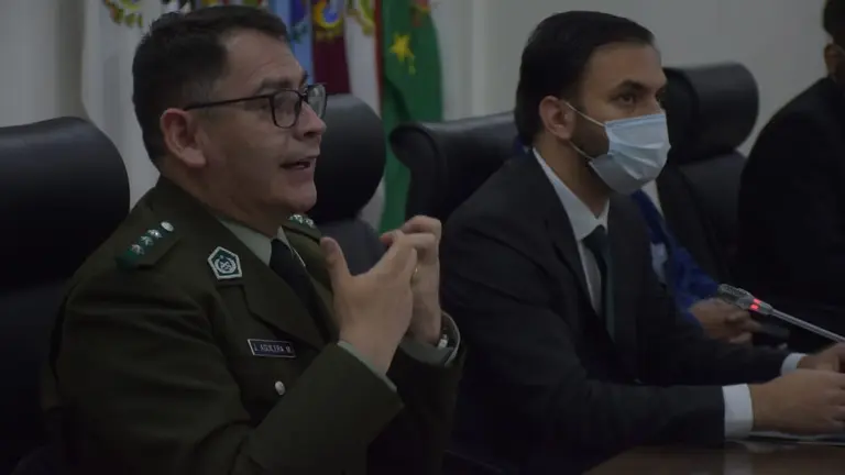 El comandante Jhonny Aguilera en primer plano. APG