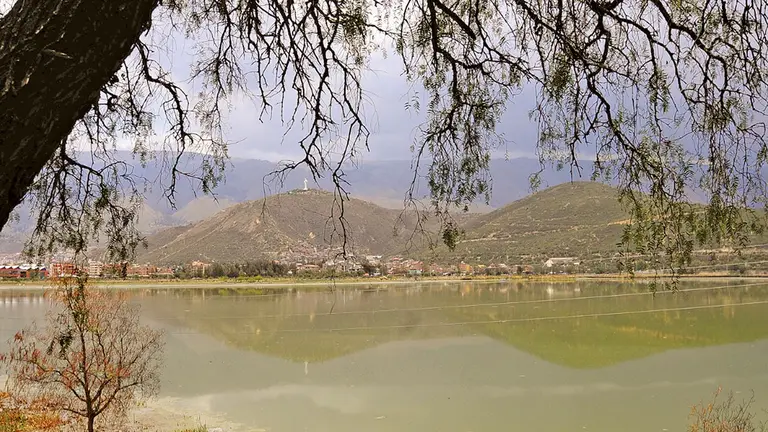 Una vista de la laguna Alalay y el cerro San Pedro, ambos parajes acogen murciélagos. NOÉ PORTUGAL