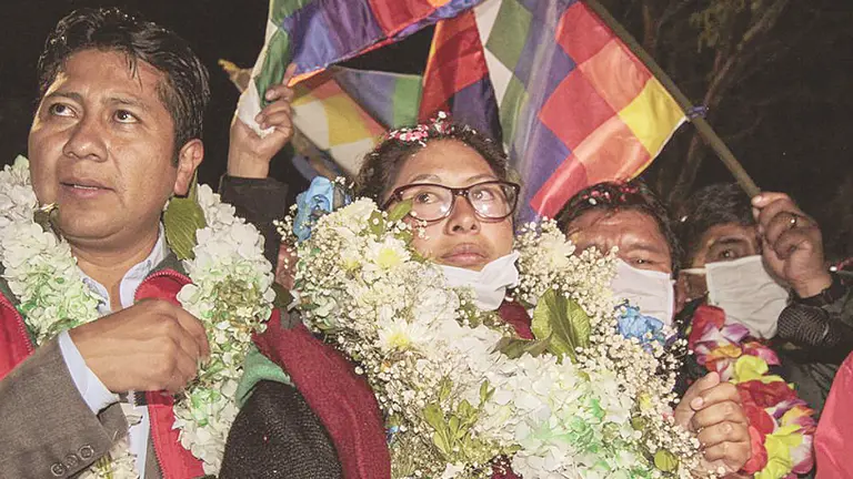 La candidata de Jallalla a la alcaldía de El Alto, Eva Copa, junto a militantes. EL DIARIO
