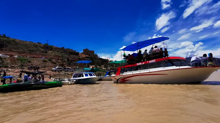 Lanchas en la represa de La Angostura. CORTES&Iacute;A
