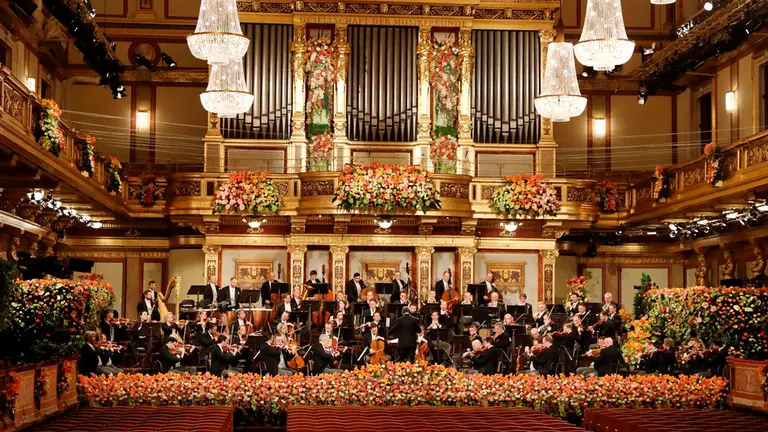 La Sala Dorada del Musikverein, en la capital austríaca, acogió un concierto que solo contó con un público remoto. EFE