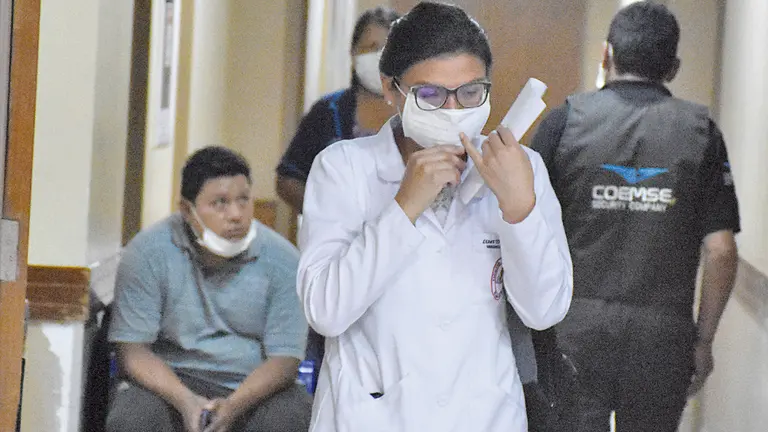 Una médica en el Hospital Viedma.   DICO SOLÍS