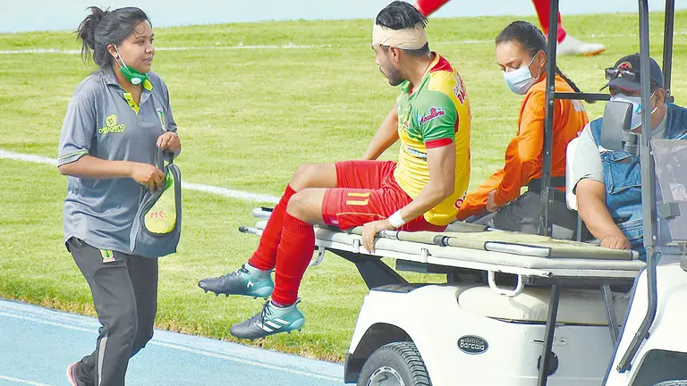 Moisés Vásquez al borde de la cancha, cuando jugaba en Palmaflor. ARCHIVO DICO SOL&Iacute;S
