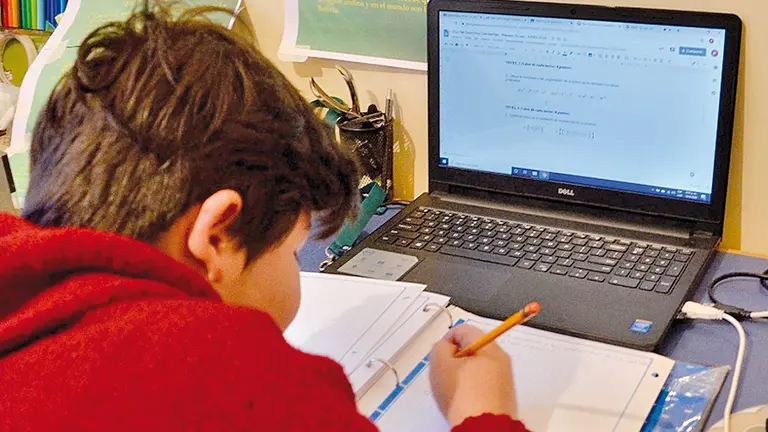 Un niño pasa clases virtuales en casa. NOÉ PORTUGAL