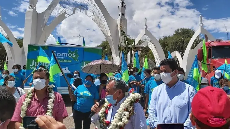La presentaci&oacute;n de candidatos de Somor Renovaci&oacute;n, antes d einiciar la caravana en el municipio de Quillaocllo. SOMOS RENOVACI&Oacute;N