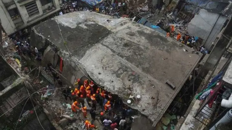 Un equipo de rescate trabaja en el lugar donde se derrumbó el techo de un cobertizo. ELNUEVODIARIO