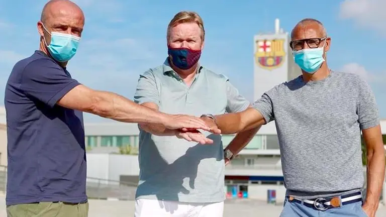 El entrenador holandés del primer equipo del FC Barcelona, Ronald Koeman posa con sus ayudantes Alfred Schreuder (i) y Henrik Larsson (d). EFE